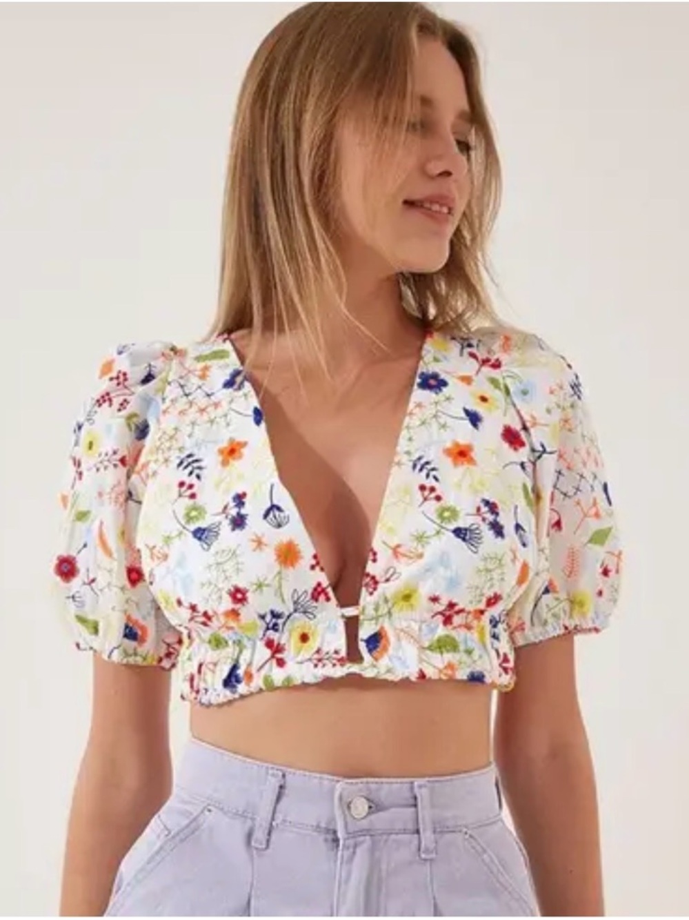 Zara White Cropped V-Neck Puff Sleeve Top with Multicolor Floral Print Size M